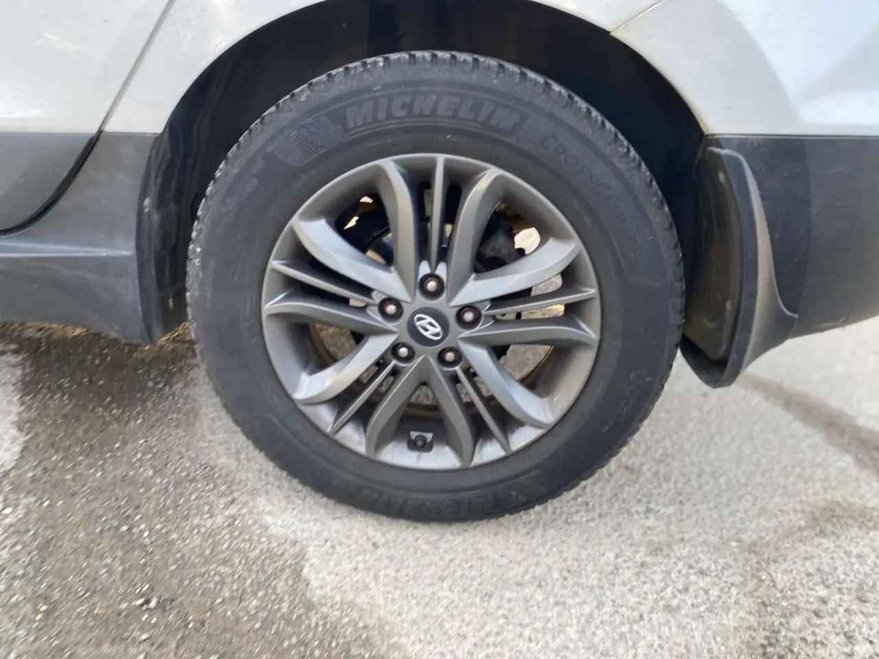 Gros plan sur la roue avant droite du Hyundai ix35 blanc, mettant en valeur la jante alliage et le pneu Michelin.