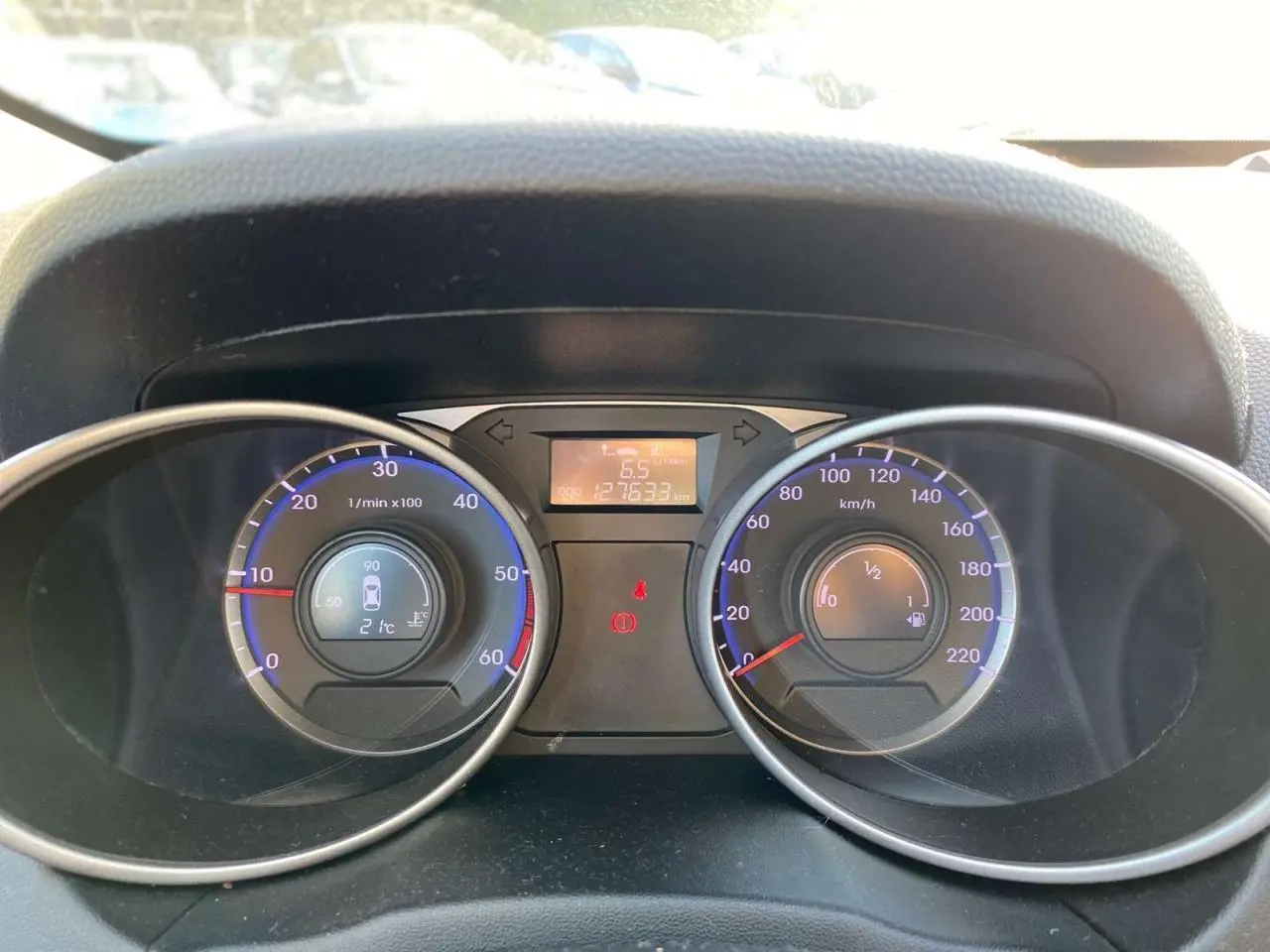 Vue rapprochée du tableau de bord du Hyundai ix35 2014, affichant compte-tours et vitesse avec éclairage bleu.