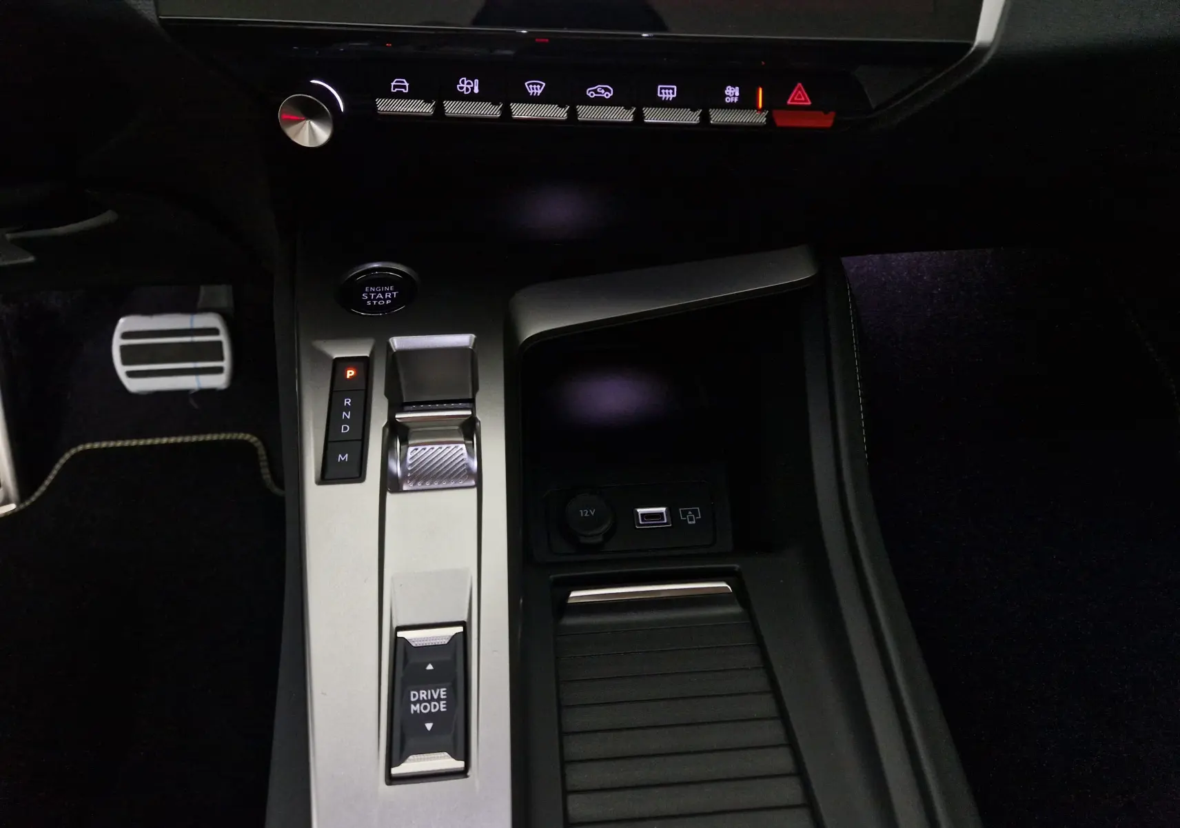 Gros plan sur la console centrale de la Peugeot 308 2025, avec levier de vitesse automatique et commandes de mode de conduite.