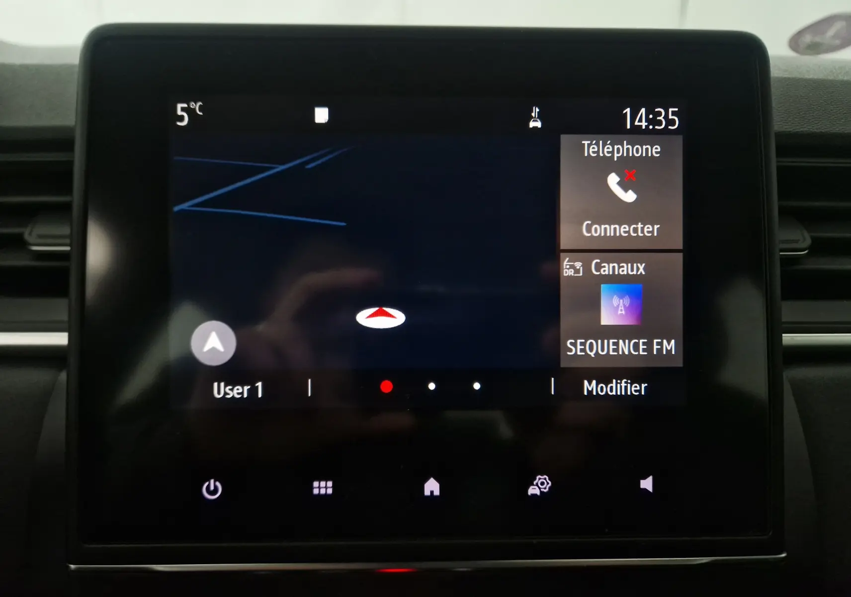 Écran tactile central du Renault Captur 2020 affichant la navigation et options téléphone en intérieur noir.