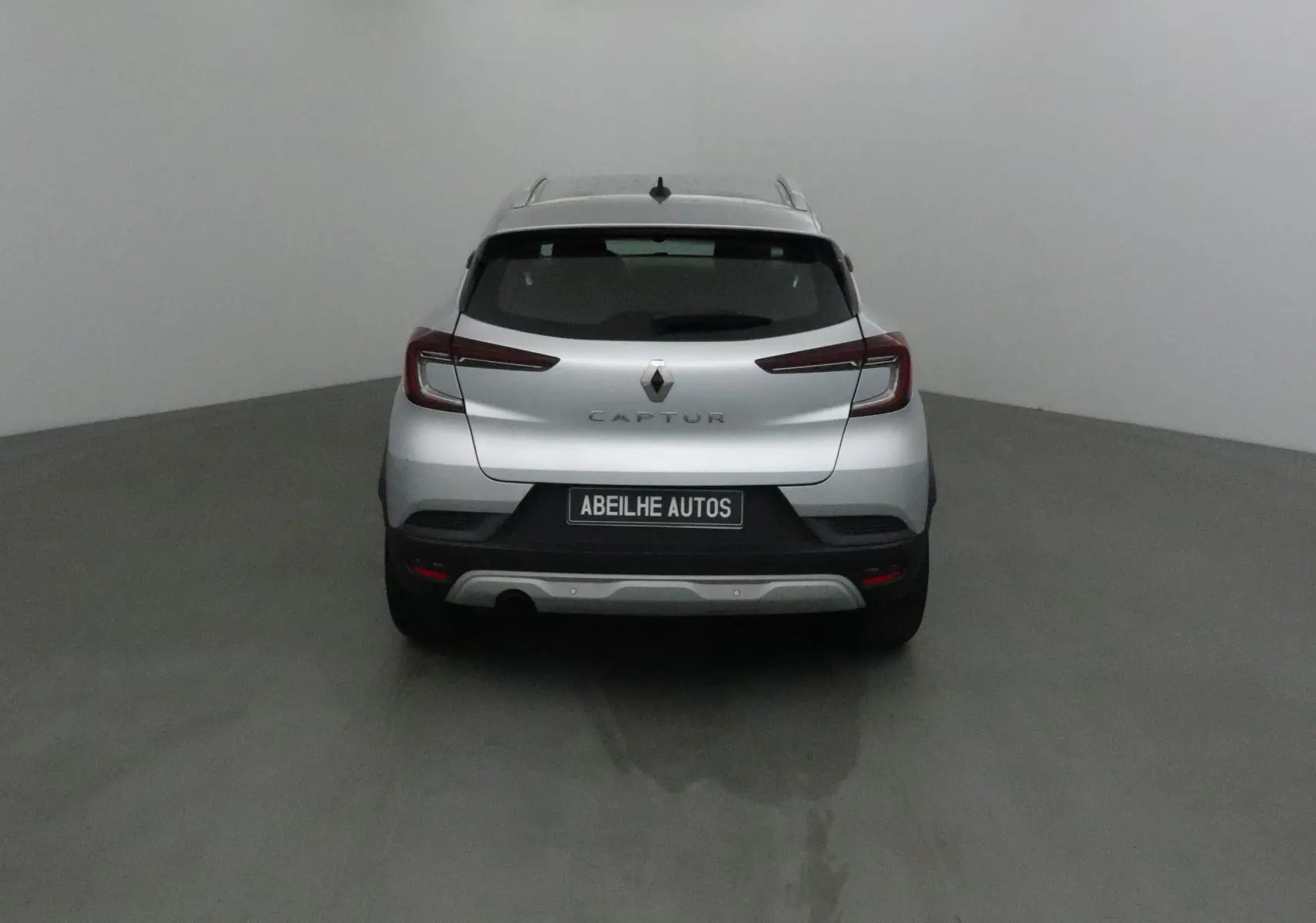 Vue arrière d'un Renault Captur gris Highland 2020, avec feux LED et logo central bien visibles.
