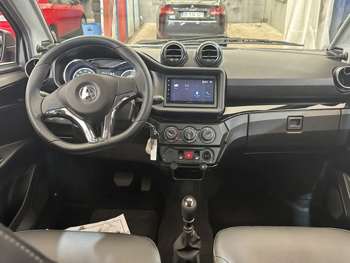 Vue intérieure frontale du tableau de bord et volant de l'AIXAM AMBITION 0.5 CITY SPORT 2026 avec écran tactile.