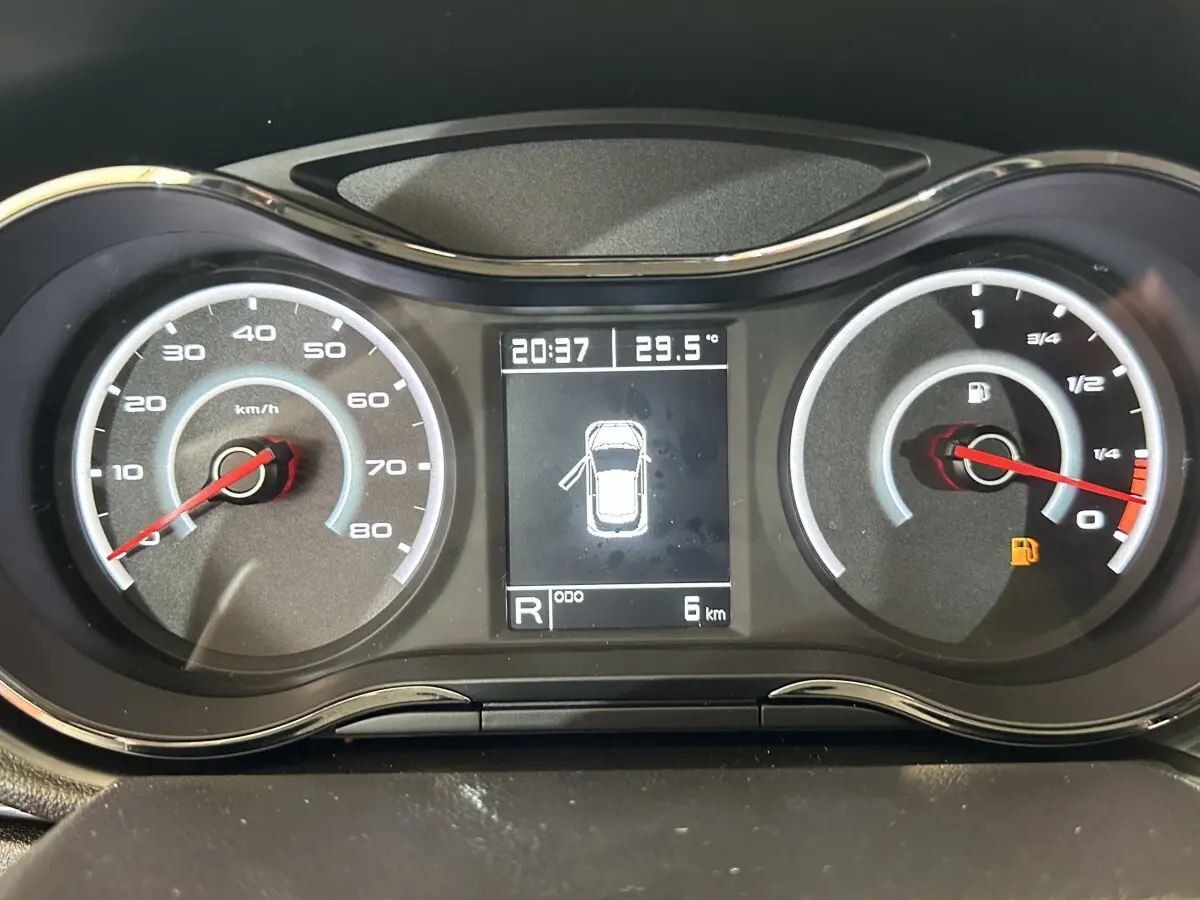 Tableau de bord de l'AIXAM AMBITION 0.5 CITY SPORT 2026, affichage digital et compteurs analogiques en vue frontale.