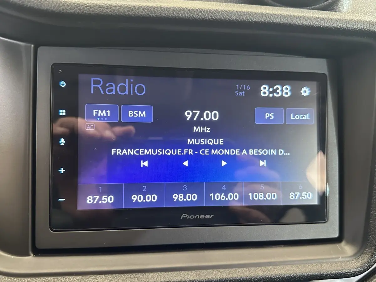 Écran tactile radio Pioneer en gros plan dans l'habitacle de l'AIXAM Ambition 0.5 City Sport rouge, vue intérieure.