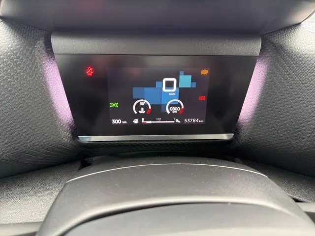 Affichage numérique du tableau de bord de la Citroën C4 gris platinium, montrant la vitesse à 0 km/h et le compteur à 53784 km.