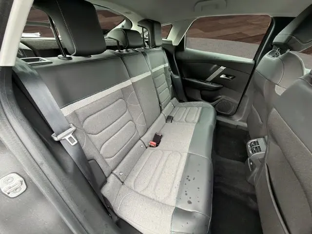 Vue intérieure côté droit des sièges arrière gris clair et noir de la Citroën C4 1.5 BlueHDi 110 Feel Pack 2022.