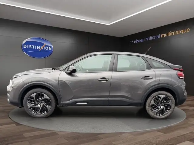 Vue de profil côté gauche d'une Citroën C4 1.5 BlueHDi 110 Feel Pack gris platinium avec jantes alliage et toit noir.