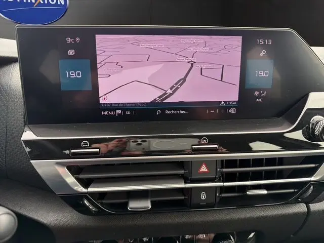 Vue rapprochée de l’écran tactile central et de la console de la Citroën C4 gris platinium, affichant la navigation GPS.