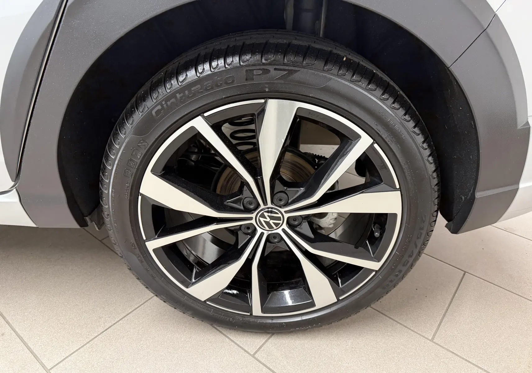 Gros plan sur la jante alliage noir et argent 18 pouces Misano du Volkswagen Taigo 1.5 TSI 2025 couleur Reflet d'argent.