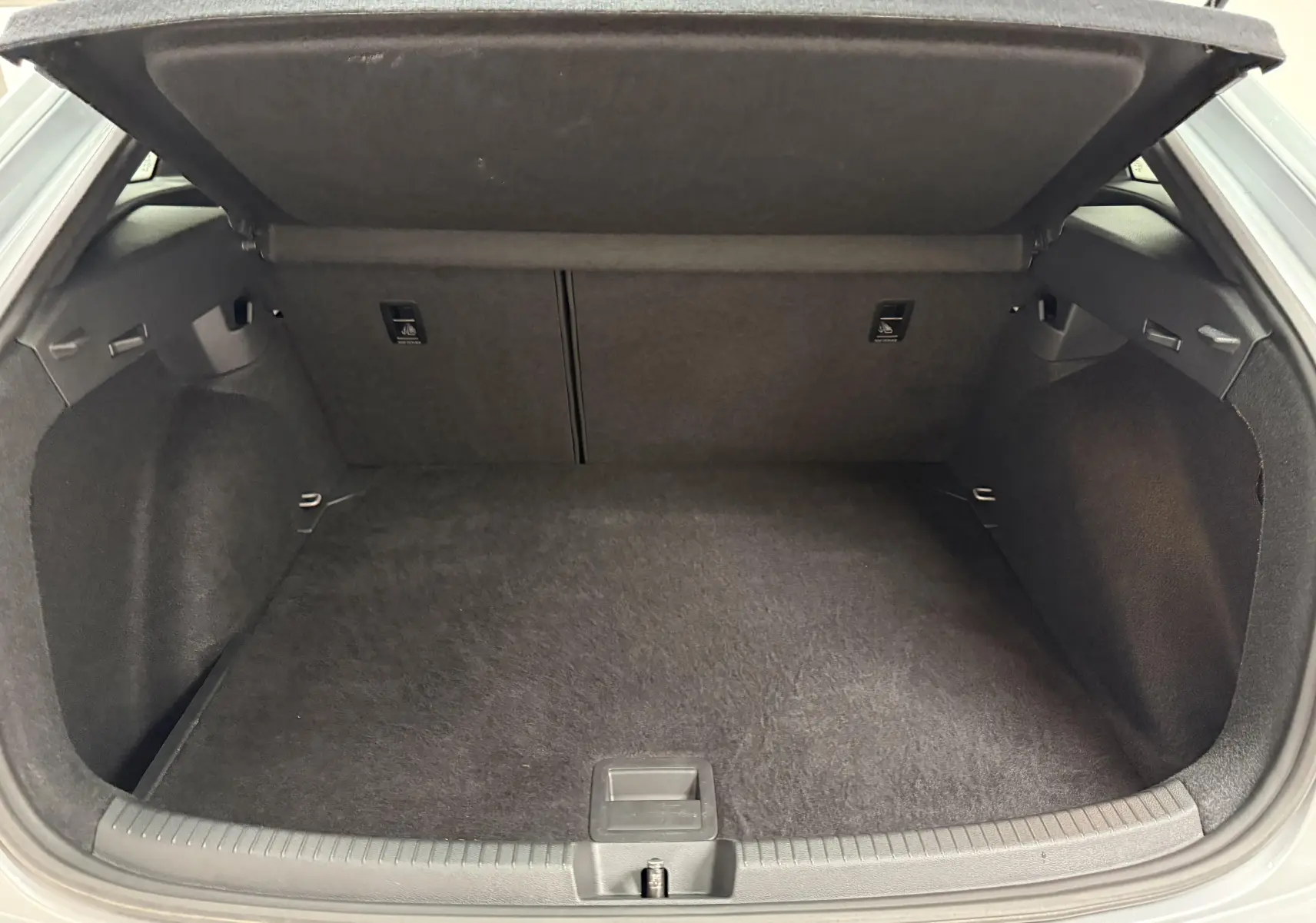 Coffre ouvert vu de l'arrière du Volkswagen Taigo 1.5 TSI 150 DSG7 R-Line Edition 2025, intérieur noir.