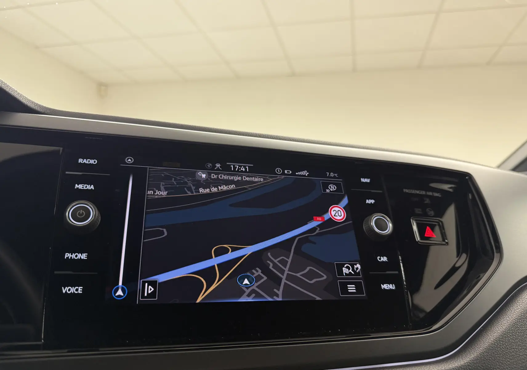 Vue rapprochée de l’écran tactile central du Volkswagen Taigo 2025 affichant la navigation avec interface noire brillante.