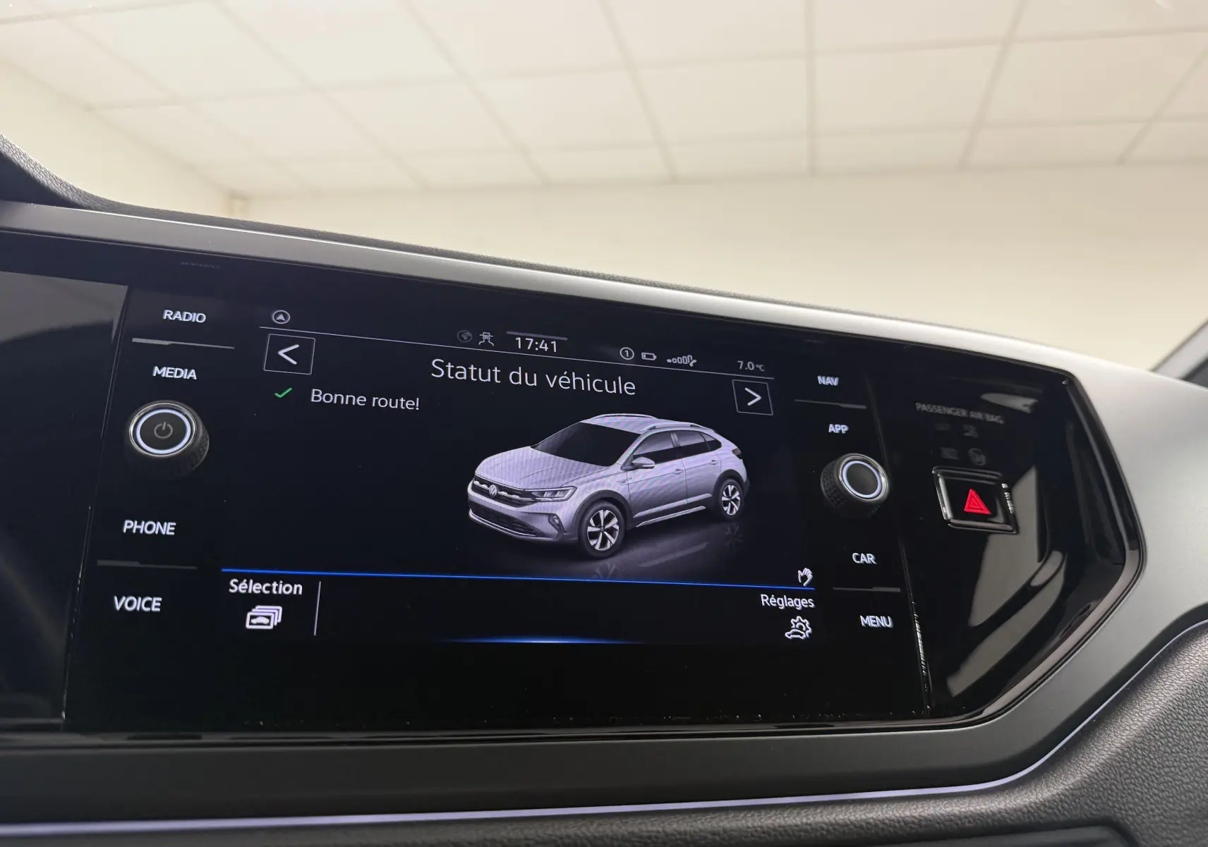 Écran tactile intérieur affichant la silhouette 3/4 avant droite du Volkswagen Taigo 1.5 TSI 150 DSG7 R-Line Edition argent avec toit noir.