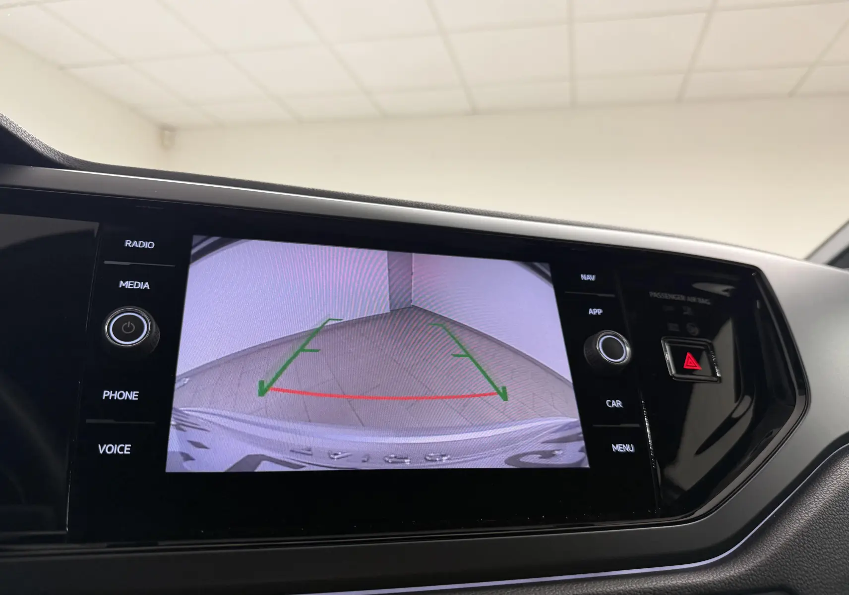 Vue de l'écran central du Volkswagen Taigo 2025 montrant la caméra de recul avec lignes de guidage vertes et rouges.