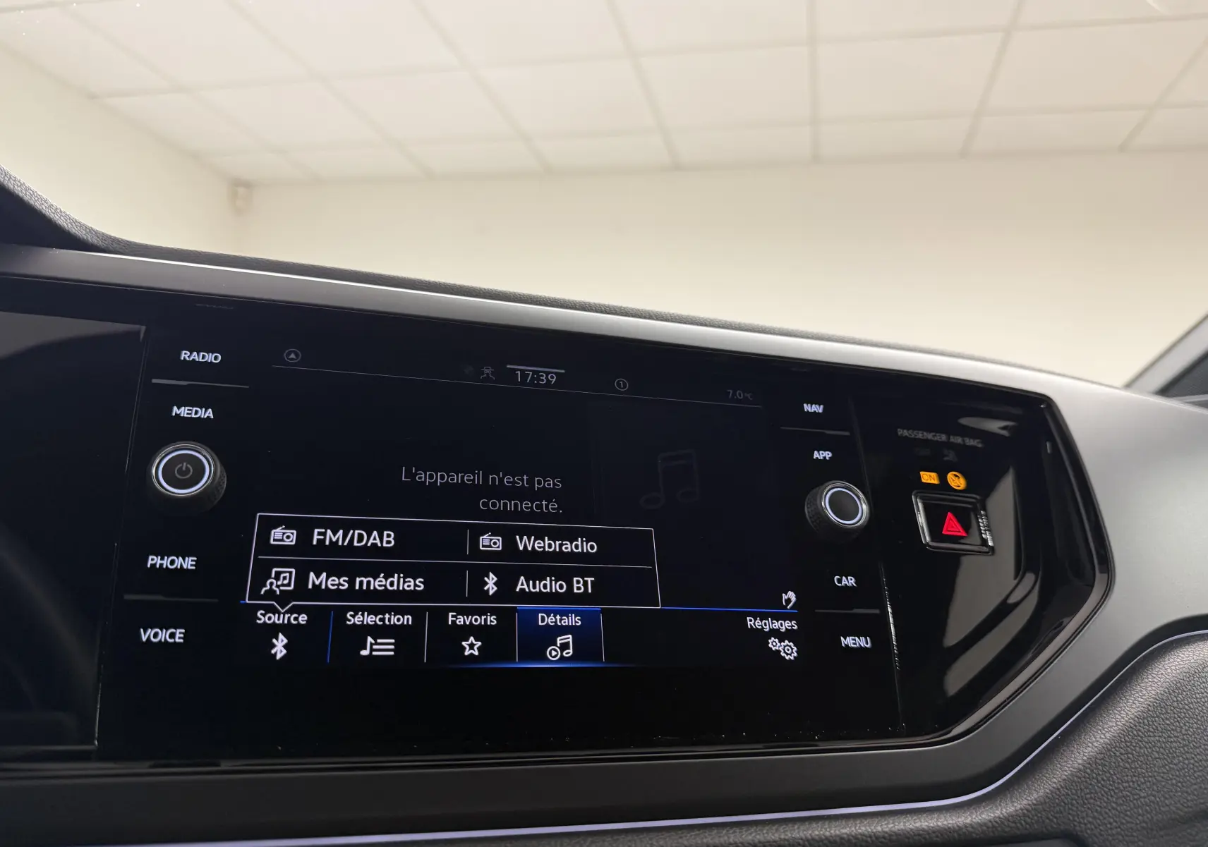 Vue rapprochée de l’écran multimédia noir du Volkswagen Taigo 1.5 TSI 150 DSG7 R-Line Edition, intérieur moderne.