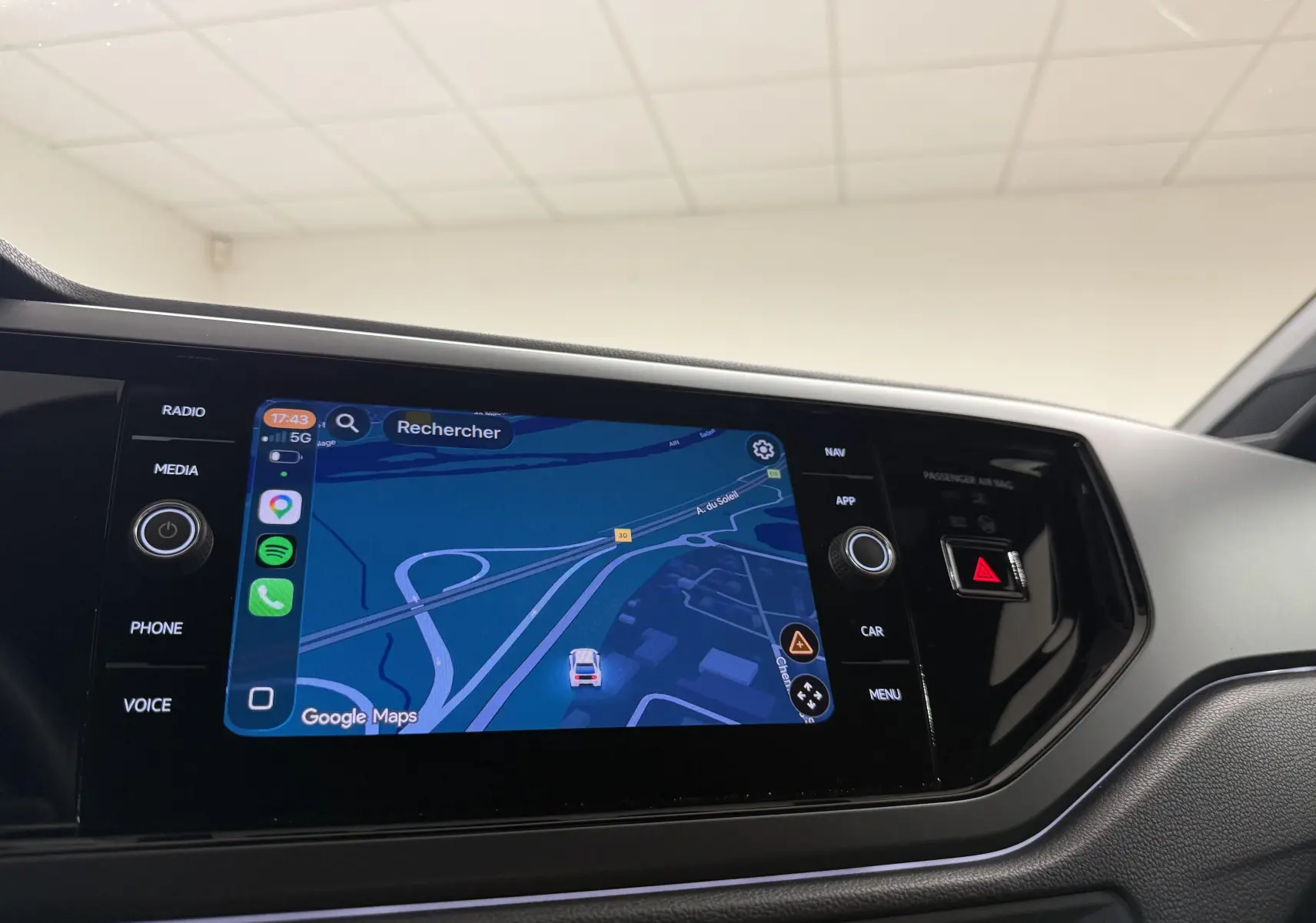 Vue intérieure du tableau de bord du Volkswagen Taigo 1.5 TSI R-Line 2025, écran tactile avec navigation Google Maps.