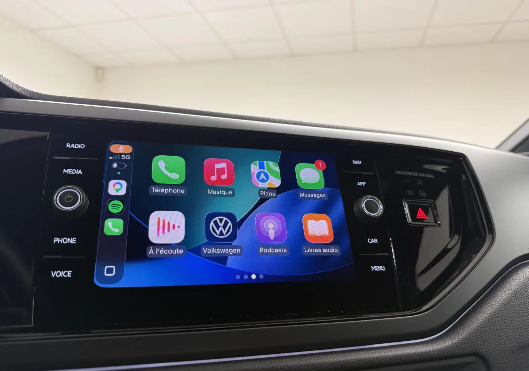 Écran tactile central du Volkswagen Taigo 1.5 TSI 150 DSG7 R-Line Edition affichant les applications connectées.