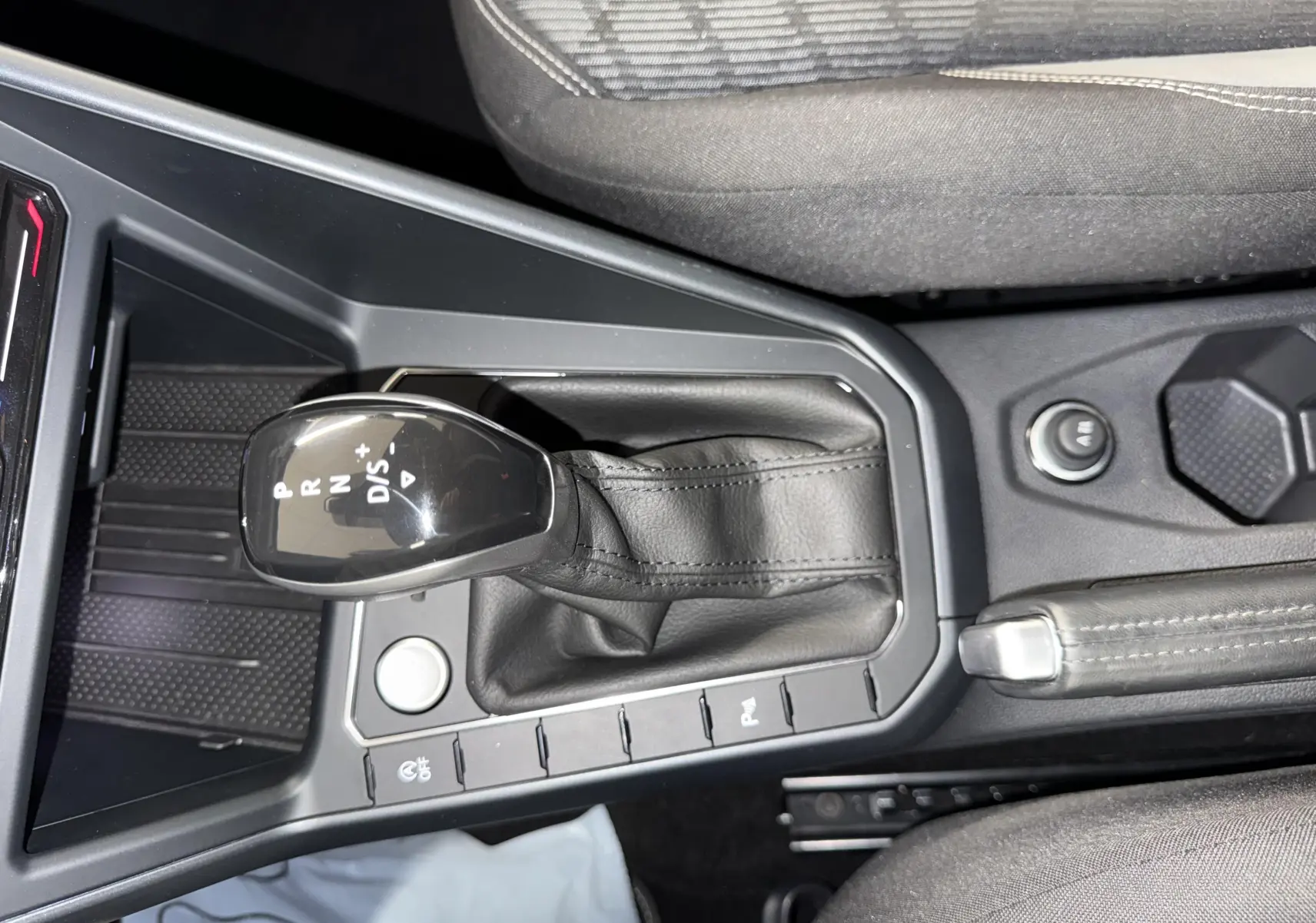 Le levier de vitesses automatique noir du Volkswagen Taigo 1.5 TSI 150 DSG7 R-Line Edition vu de dessus, avec console centrale grise.