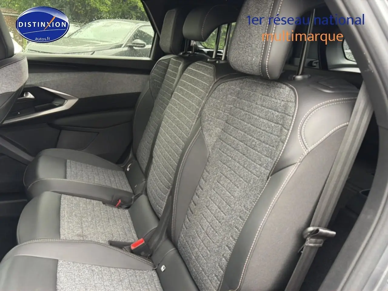Vue latérale des sièges arrière en tissu gris et cuir noir du Peugeot 5008 Hybrid 145 allure e-dcs6 gris artense.