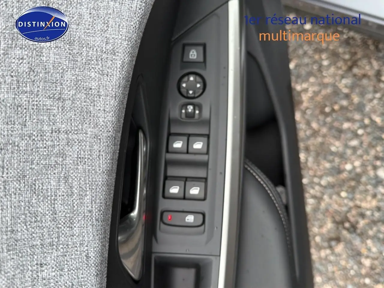 Détail des commandes des vitres et rétroviseurs sur la porte côté conducteur d’un Peugeot 5008 gris Artense.