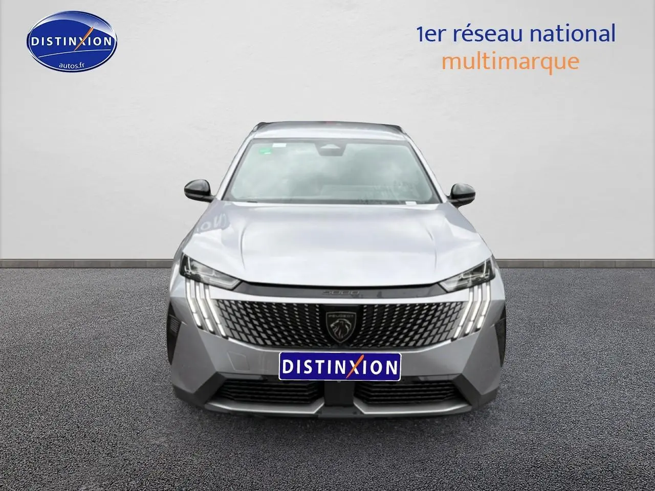 Vue avant frontale du Peugeot 5008 Hybrid 145 allure e-dcs6 gris artense avec calandre distinctive et phares LED verticaux.