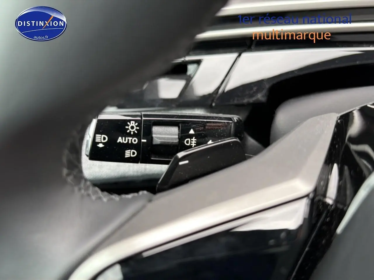 Gros plan sur la commande des phares automatiques du Peugeot 5008 Hybrid 145 allure gris Artense, vue côté conducteur.