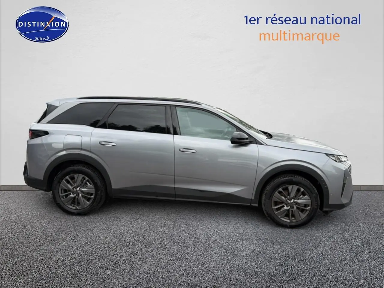 Vue de profil côté gauche d’un Peugeot 5008 gris artense avec jantes alu et vitres arrière surteintées.