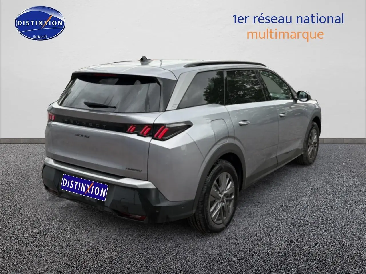 Peugeot 5008 Hybrid 145 gris artense vue 3/4 arrière droit avec feux LED et vitres surteintées.