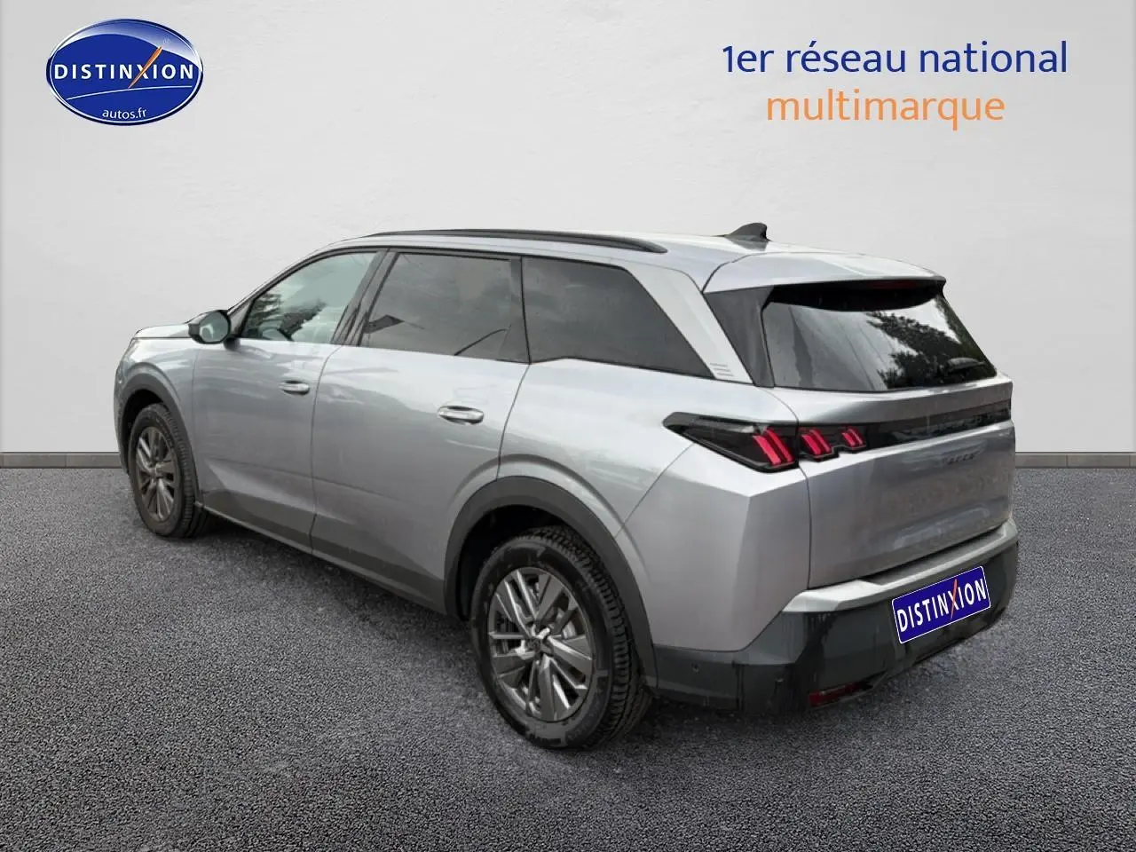 Vue 3/4 arrière droite du Peugeot 5008 Hybrid 145 allure gris artense avec vitres surteintées et jantes alu.