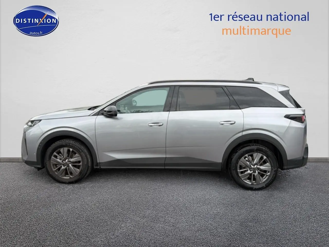 Profil côté gauche du Peugeot 5008 gris Artense 2025 avec jantes alliage et vitres arrière surteintées.