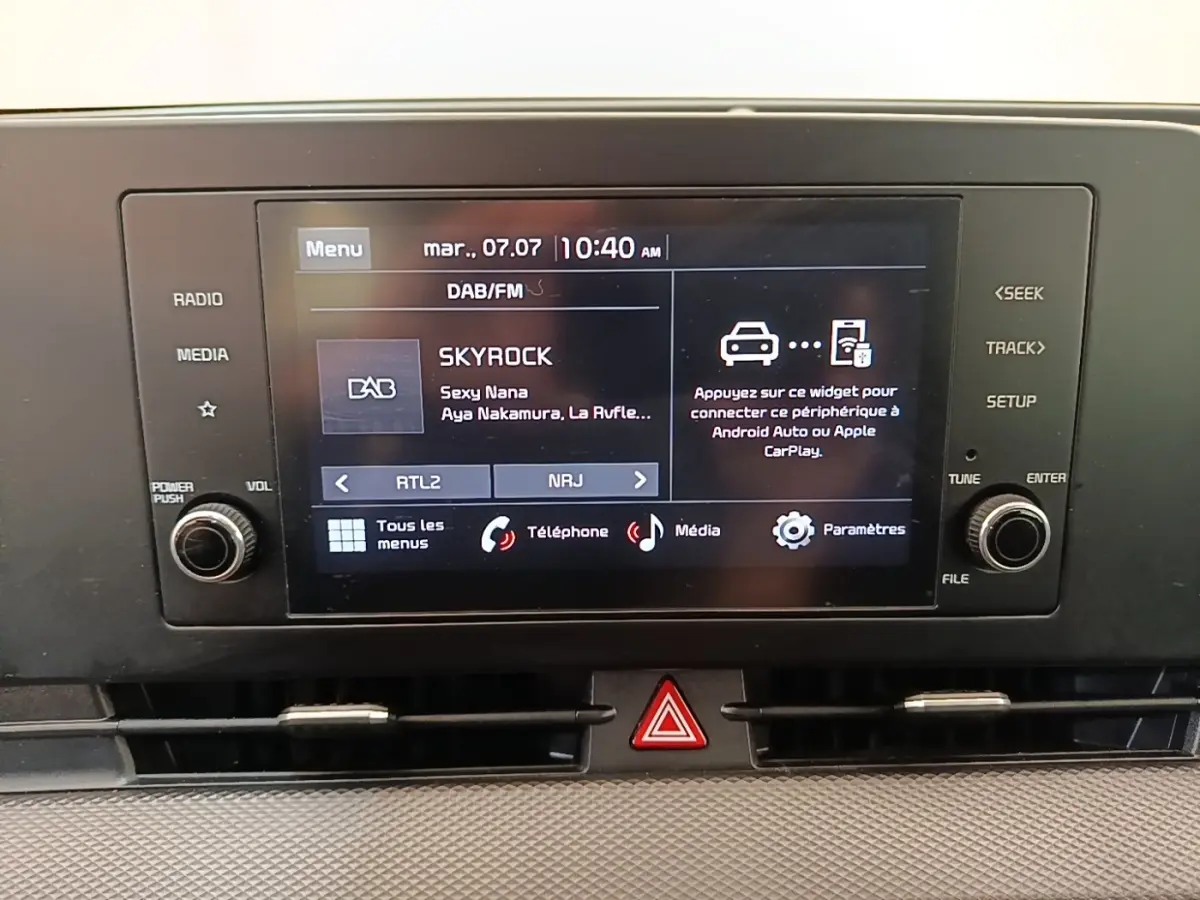 Écran tactile central du tableau de bord du Kia Sportage beige 2022 affichant la radio Skyrock à 10h40.