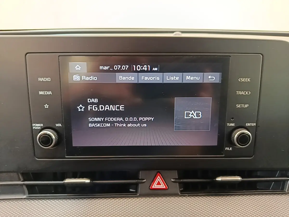 Écran tactile central du tableau de bord du KIA SPORTAGE 2022 affichant la radio DAB FG.DANCE.