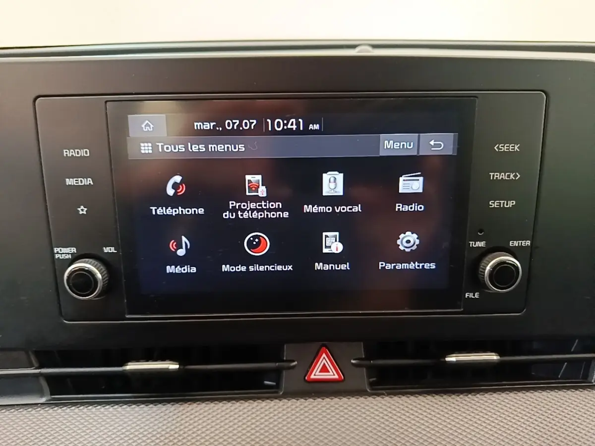 Écran tactile central du tableau de bord du KIA SPORTAGE 2022 affichant les menus multimédia et téléphone.