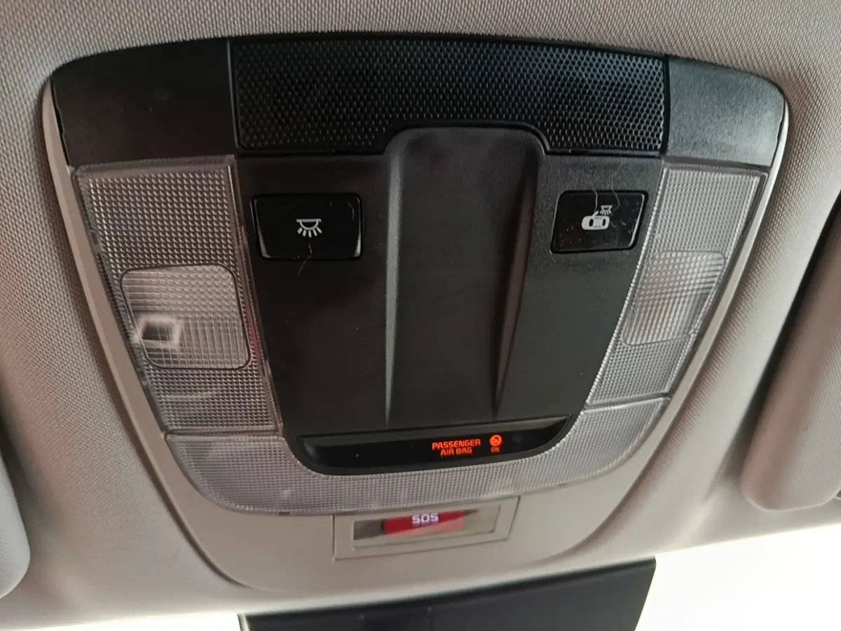 Plafonnier intérieur avec boutons d’éclairage et alerte SOS du Kia Sportage beige, vue de dessous.