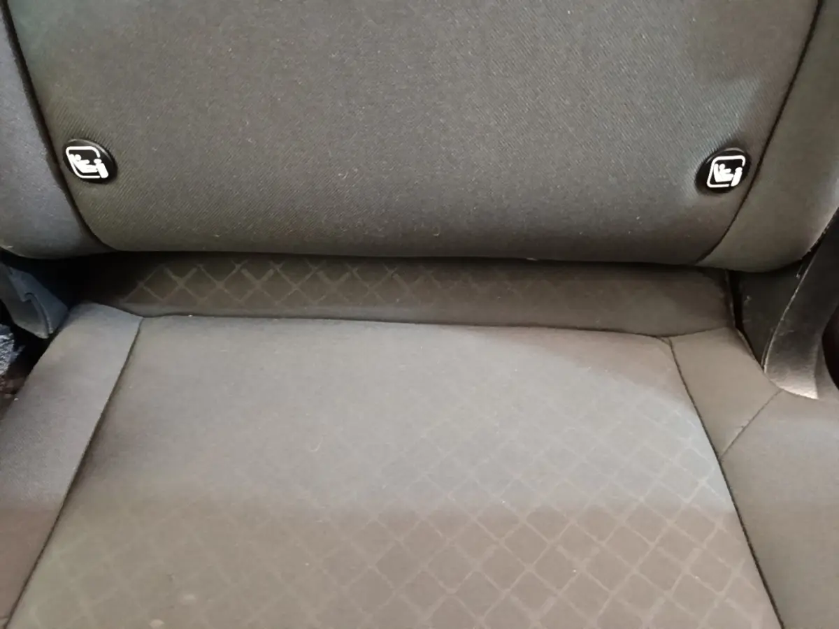 Détail de la banquette arrière noire du Kia Sportage 2022, montrant les fixations Isofix pour sièges enfants.