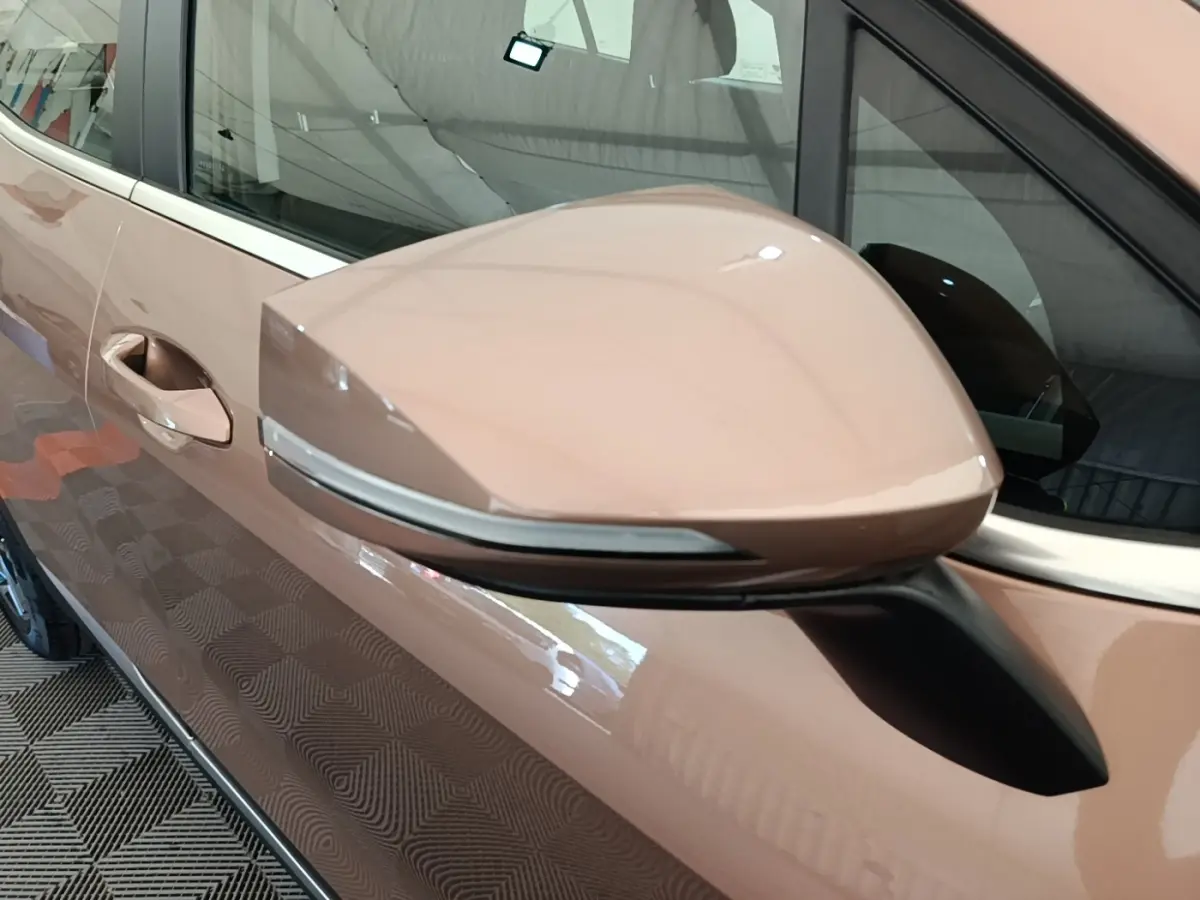 Rétroviseur droit beige avec clignotant intégré sur KIA SPORTAGE 2022, vue rapprochée côté passager.
