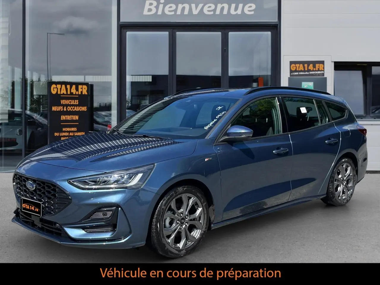 Ford Focus SW 2025 bleu vue 3/4 avant droit, break avec jantes alliage et calandre noire distinctive.