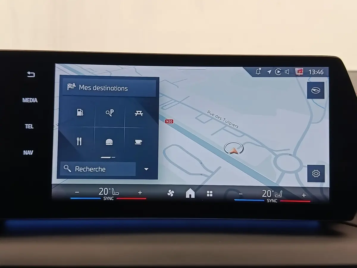 Écran tactile central de la BMW Série 1 120 DKG7 M Sport 2025 affichant la navigation et la température à 20°C.