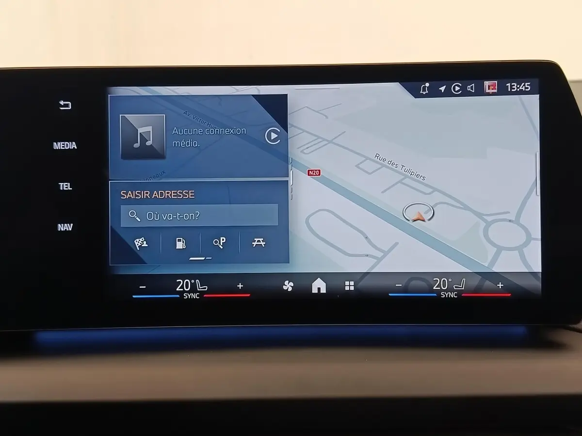 Écran tactile central de navigation 10,7 pouces de la BMW Série 1 120 DKG7 M Sport gris clair, vue intérieure.