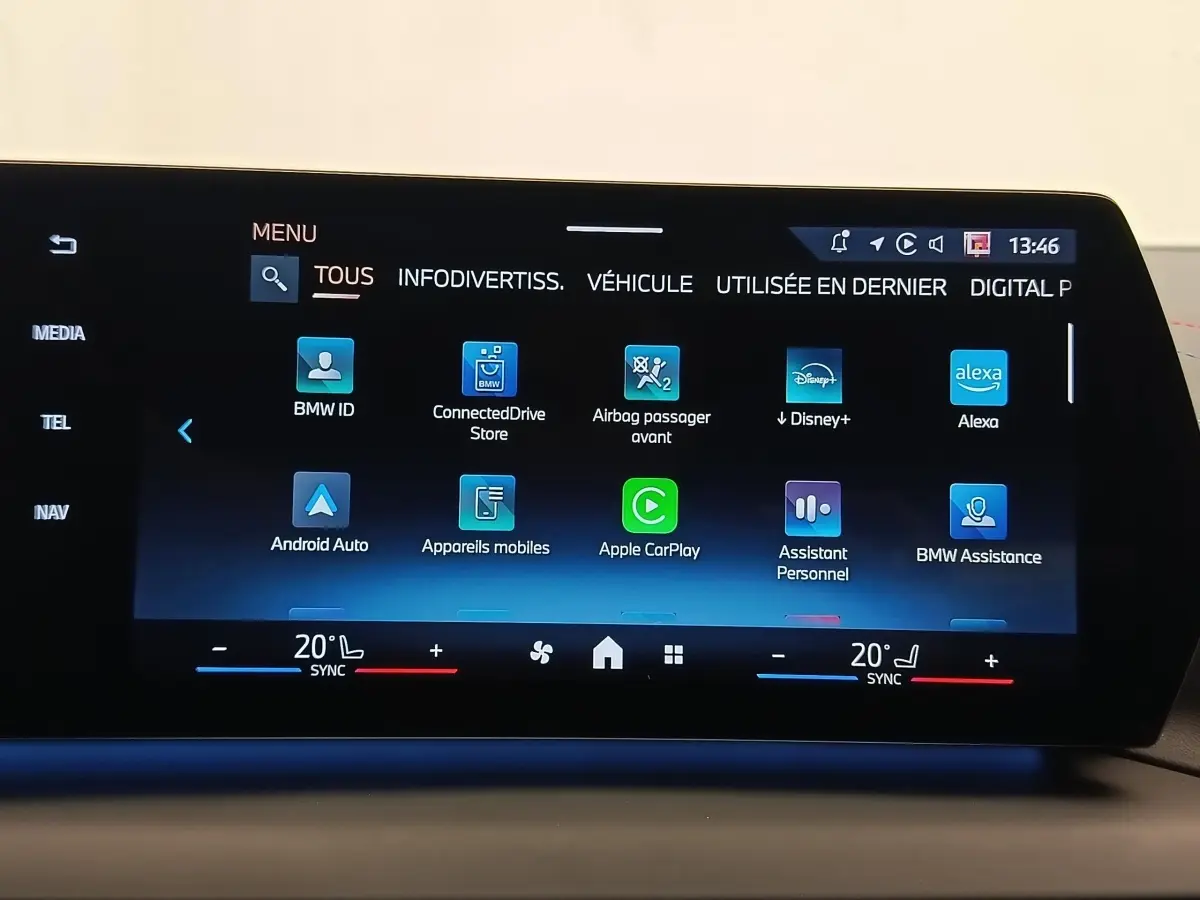 Écran tactile central de la BMW Série 1 120 DKG7 M Sport 2025 affichant les applications connectées et la climatisation.