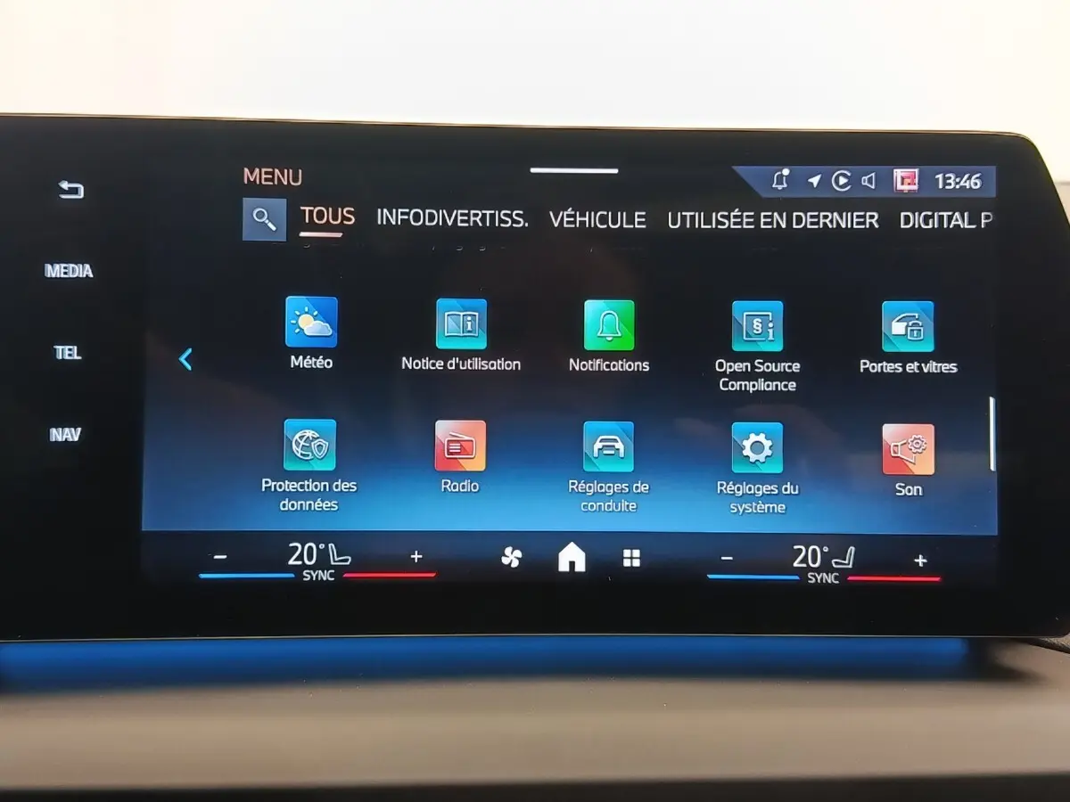 Écran tactile central de la BMW Série 1 120 DKG7 M Sport 2025 montrant le menu principal du système multimédia.