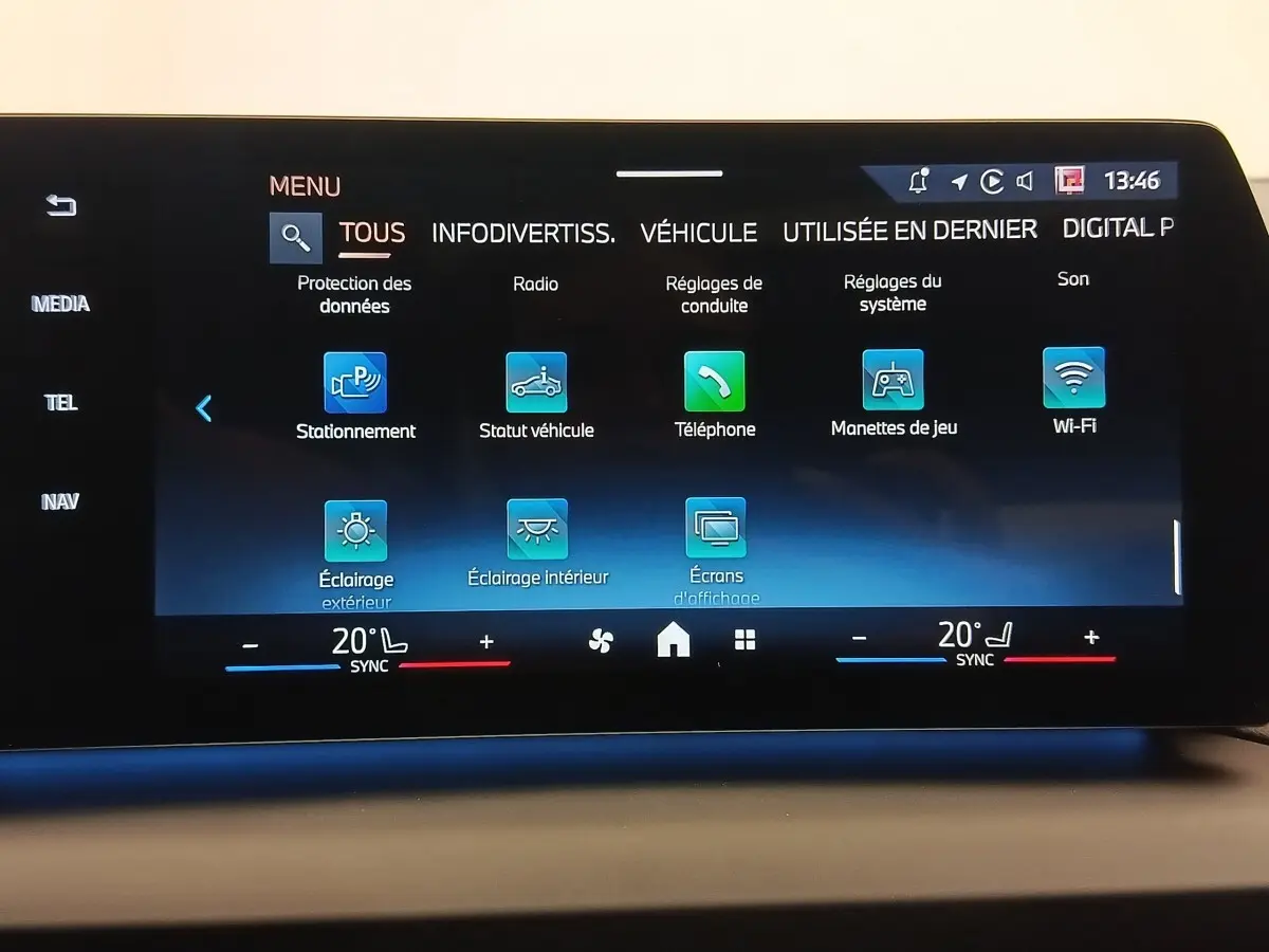 Écran tactile central de la BMW Série 1 120 DKG7 M Sport 2025 affichant le menu des réglages et connectivités.