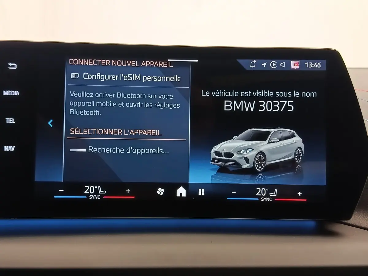 Écran tactile central affichant une BMW Série 1 gris clair en 3/4 avant droit avec options connectivité et climatisation.