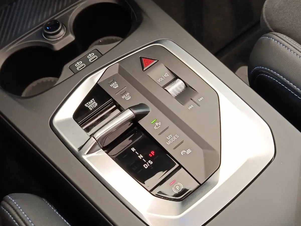 Gros plan sur la console centrale grise de la BMW Série 1 120 DKG7 M Sport avec levier de vitesses et commandes tactiles.