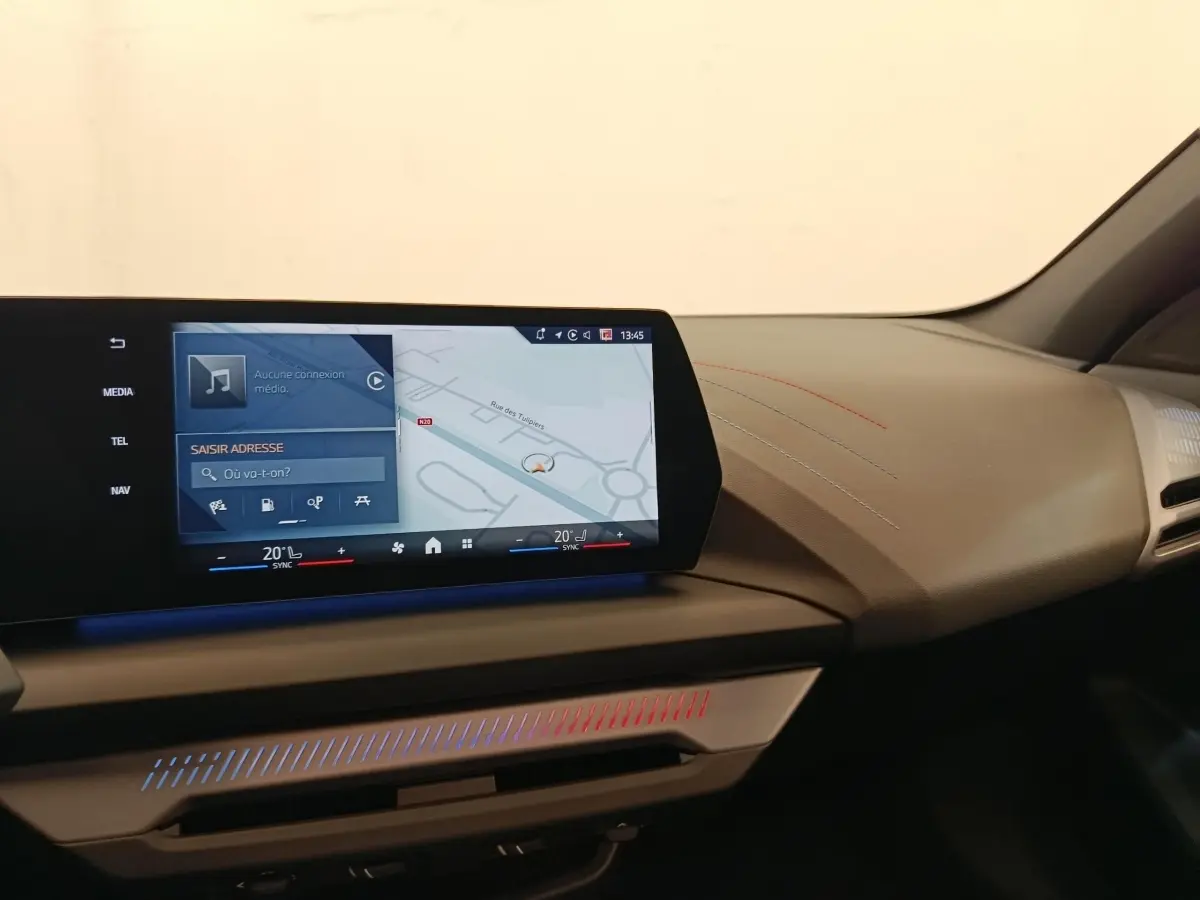 Tableau de bord de BMW Série 1 120 DKG7 M Sport 2025, vue intérieure côté passager avec écran tactile et éclairage d’ambiance.