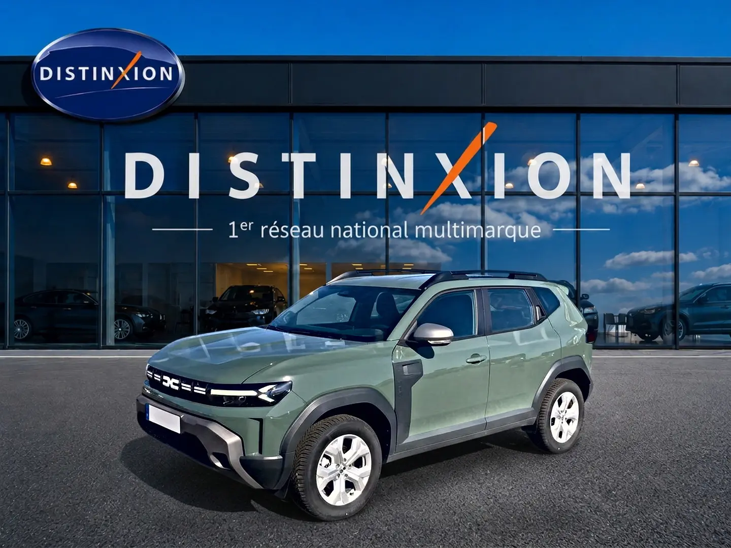 Dacia Duster 1.2 hybrid-g 150 expression 4x4 kaki lichen en 3/4 avant droit devant showroom Distinxion.