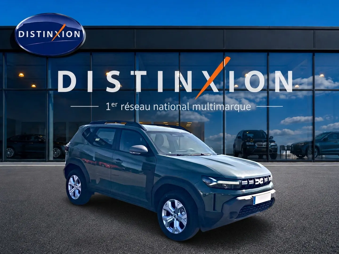 Dacia Duster 1.2 hybrid-g 150 4x4 kaki lichen en 3/4 avant droit devant showroom Distinxion.