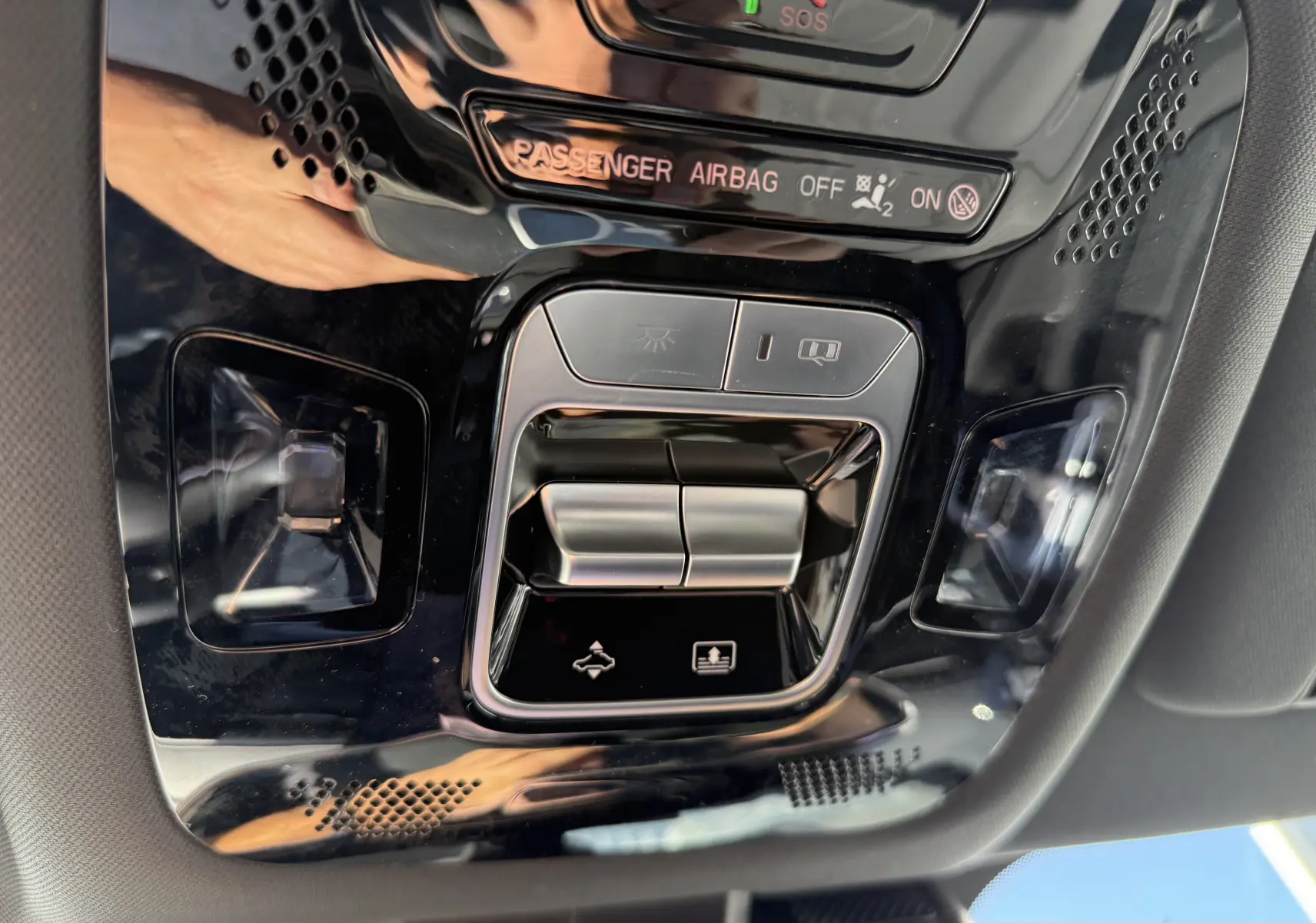 Vue en gros plan du panneau de commandes intérieures noires du toit du JAECOO J7 PHEV 279 CH SHS-P EXCLUSIVE, avec indicateur airbag passager.