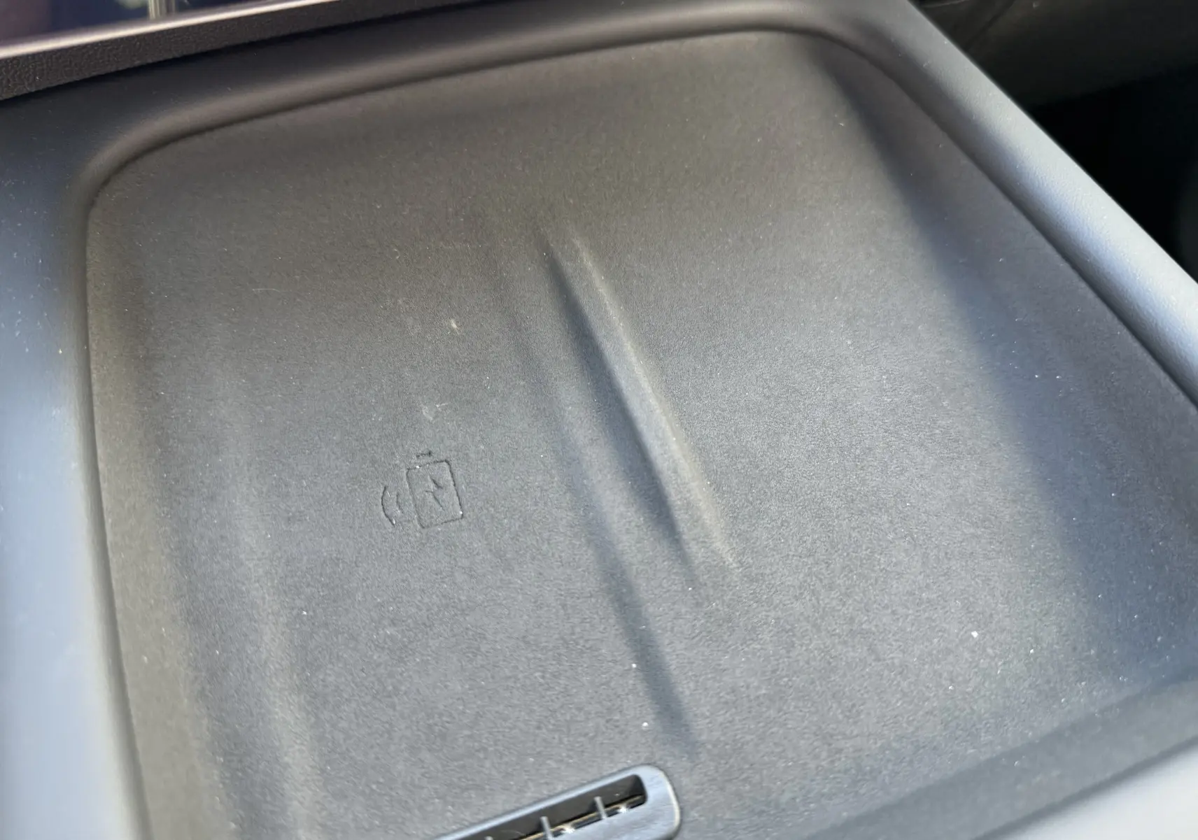 Gros plan sur le tapis de recharge sans fil intérieur du JAECOO J7 PHEV 279 CH gris olive, finition exclusive 2026.