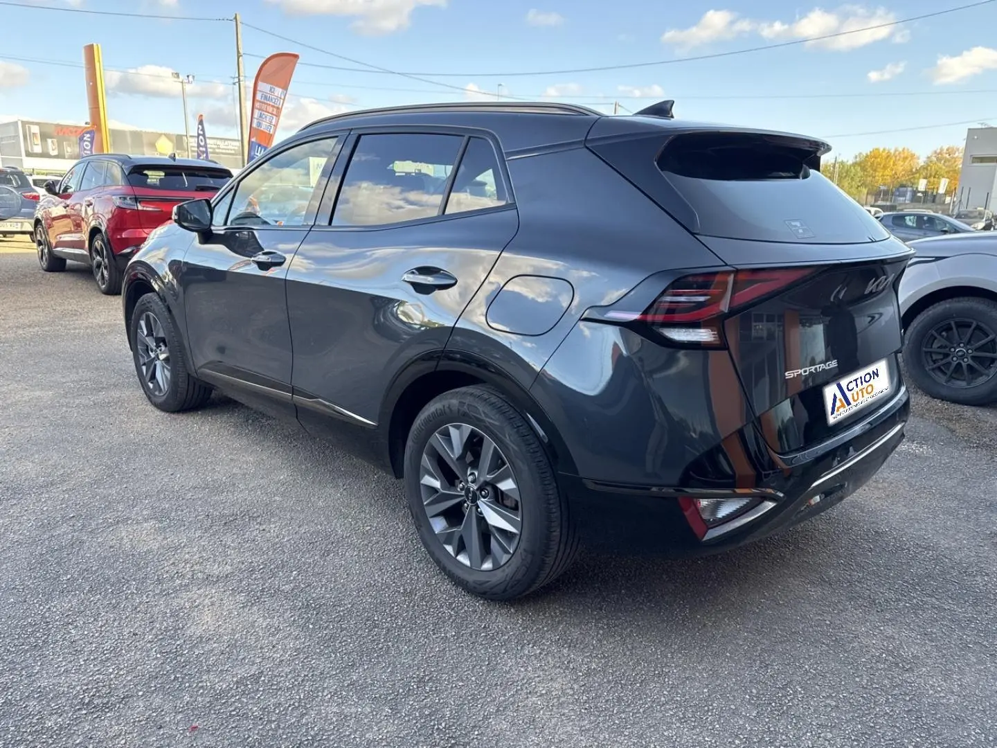 Vue 3/4 arrière droite d’un Kia Sportage 2025 gris Eclipse métallisé avec feux arrière LED et jantes alu.
