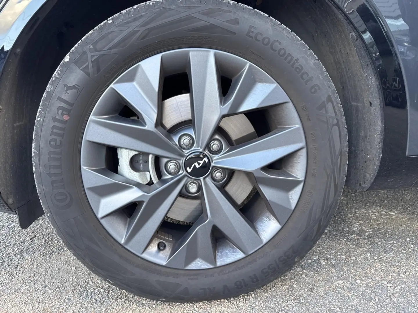 Gros plan sur la jante alu grise et le pneu Continental d’un KIA SPORTAGE 2025 gris Eclipse Métallisée, côté droit.
